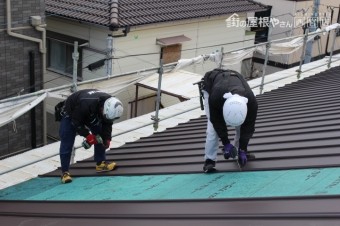 伊丹市屋根材張り作業2