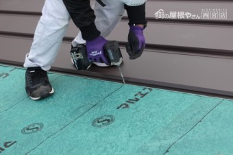 伊丹市屋根材張り作業4