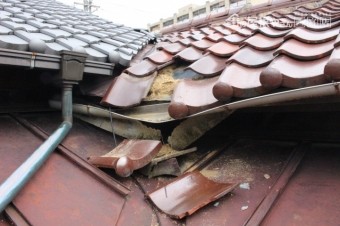 屋根瓦落下2