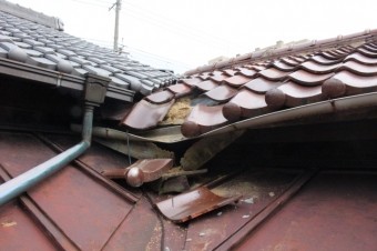 屋根瓦落下1