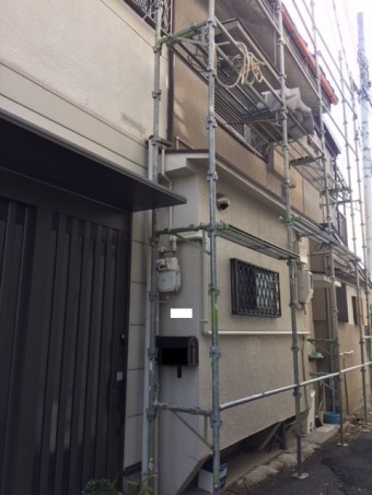 足場組立作業途中
