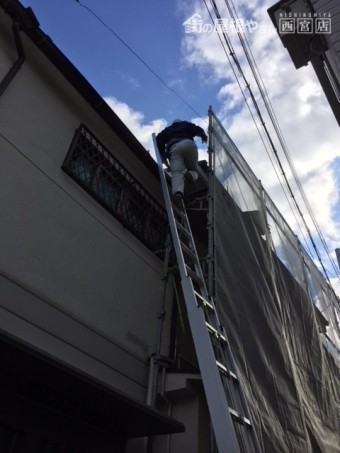 屋根に上がる
