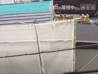 防水シートはる