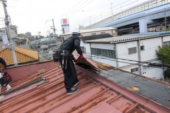 屋根葺き替え施工中1