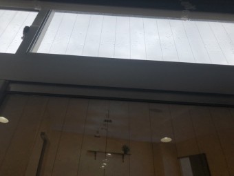 雨漏り 窓からか?