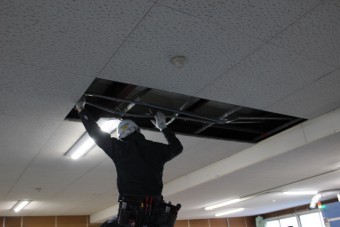 天井修理施工中1