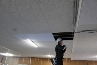 天井修理施工中5
