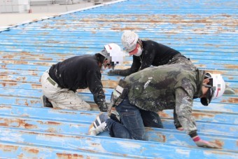 屋根塗装工事ケレン1