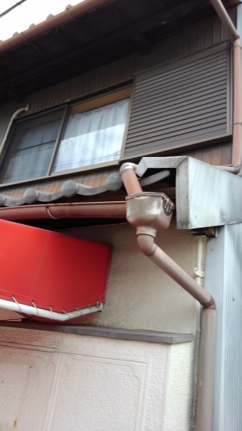 強風で傾いた樋