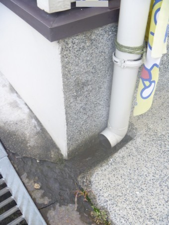 縦樋から排水溝へ