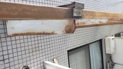 西宮市鉄の枠が雨の影響でサビで強度が下がっている