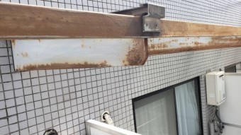 西宮市鉄の枠が雨の影響でサビで強度が下がっている