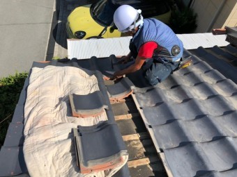 西宮市瓦屋根を一枚一枚めくる作業