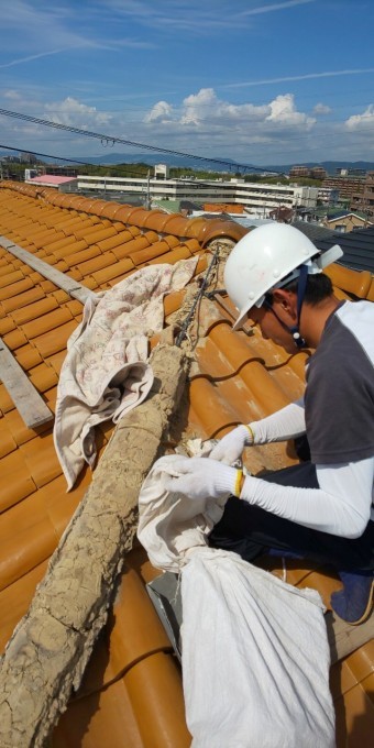 西宮市築30年ほど経過している瓦屋根葺き土撤去作業