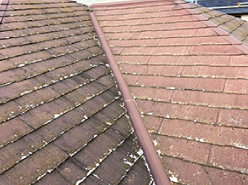 全体的に黒ずみ塗装の劣化が見られ、屋根材の先端部が破損している施工前のパミール屋根
