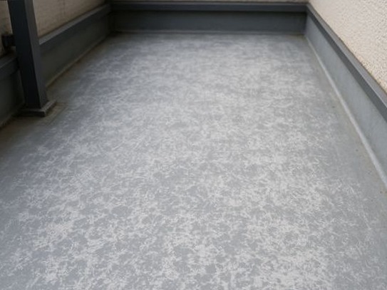 表面が粉を吹いたように白い