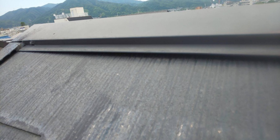 尼崎市カラーベスト屋根板金部分劣化で浮いている