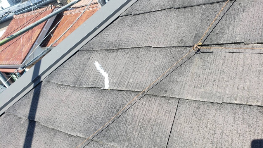 西宮市にてカラーベスト屋根にできたひび割れを補修