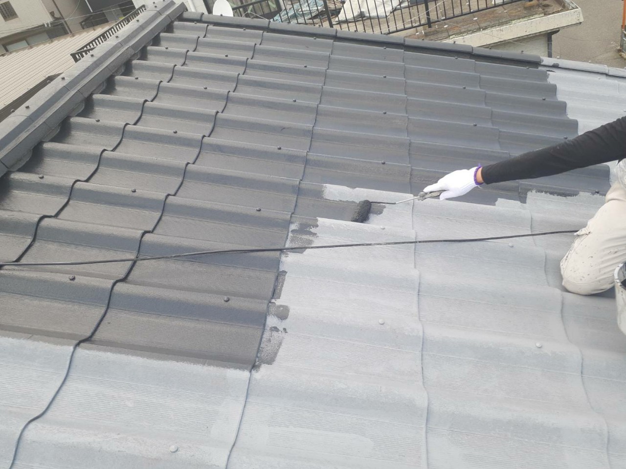 西宮市セキスイU瓦屋根上塗り材塗装作業