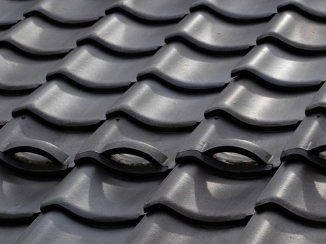 西宮市│雪止め瓦とは？後付けも可能｜雪による雨樋破損や落雪被害を防ぐ屋根対策