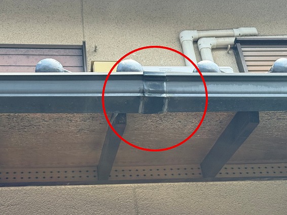 表側継ぎ手の漏水跡