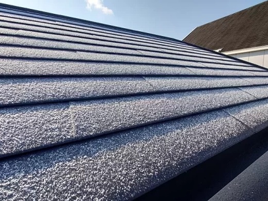 西宮市｜屋根の凍結で起こるトラブルとは？スリップ・破損・落雪を防ぐ冬の屋根対策ガイド