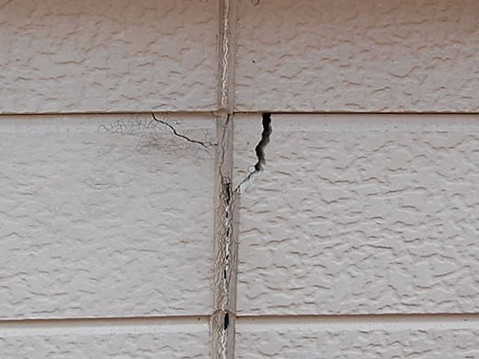 外壁のクラック＋シーリング劣化