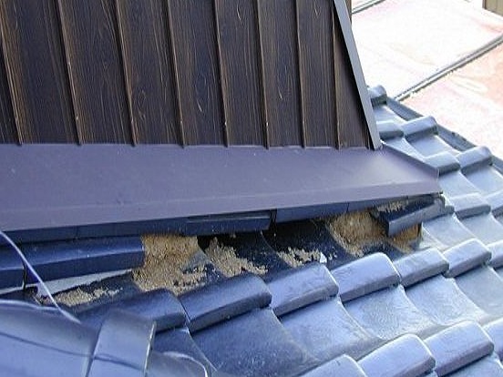 壁際のし瓦崩れ