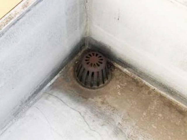 西宮市｜屋上ドレンの詰まりは雨漏り原因に？排水口の劣化サインと点検・改修の目安