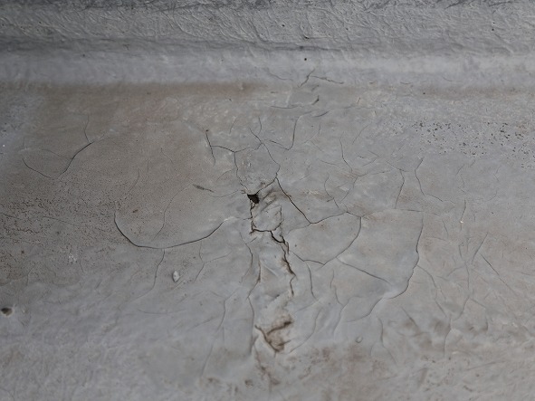 ベランダ防水　ひび割れ