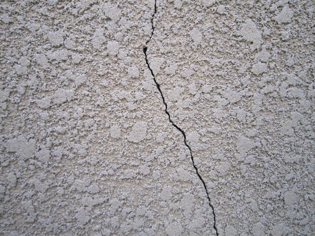 西宮市｜外壁クラック（ひび割れ）は雨漏り原因に？危険なひびの見分け方と補修・点検の目安