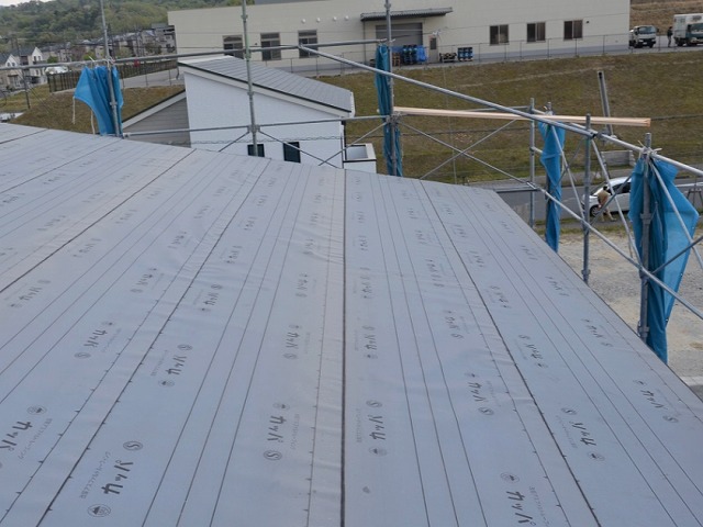 西宮市｜防水シート（ルーフィング）とは？屋根の防水を支える重要な役割と劣化の影響