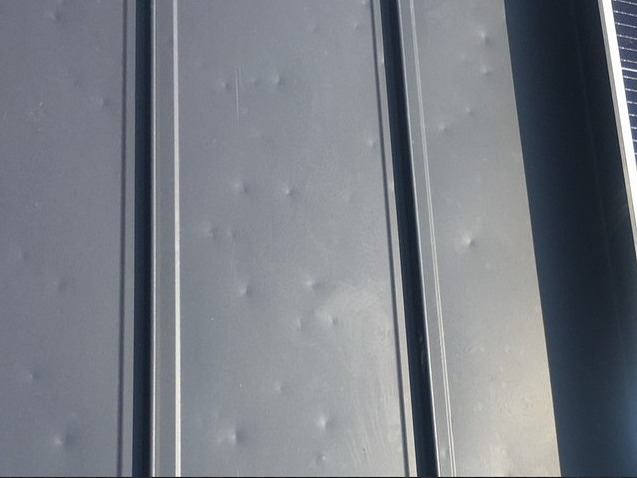 ガルバリウム鋼板へこみ