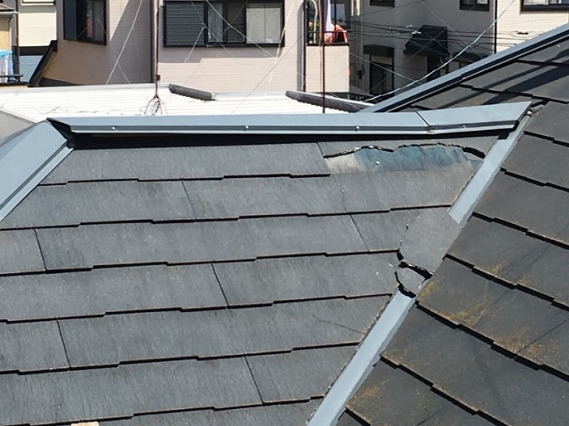 西宮市｜この屋根、大丈夫？棟板金の浮きとスレート破損が同時に起きている危険な状態