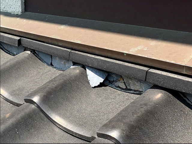 西宮市｜この屋根の隙間、何が問題かわかりますか？見逃しやすい漆喰の劣化