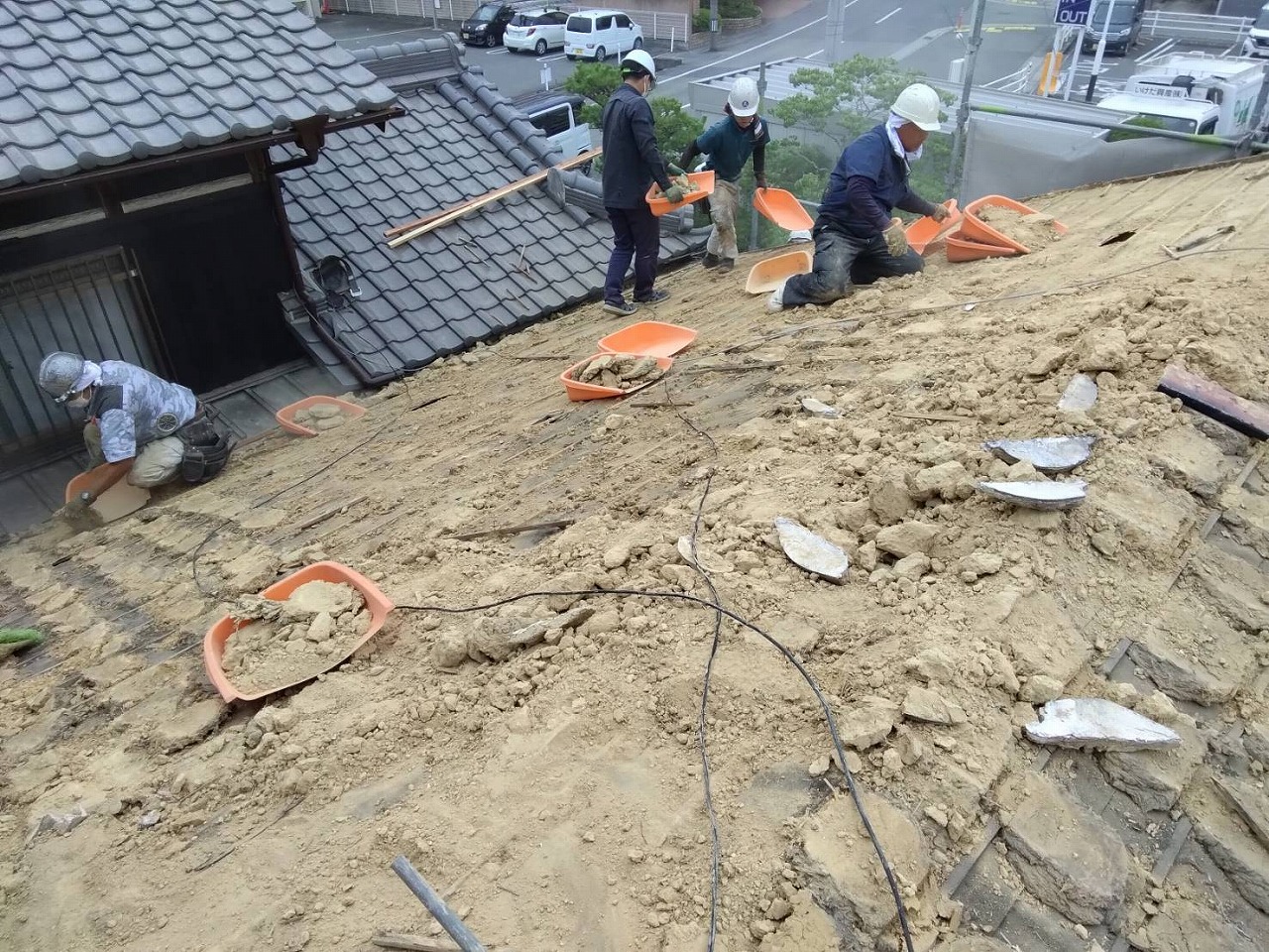 屋根土撤去中