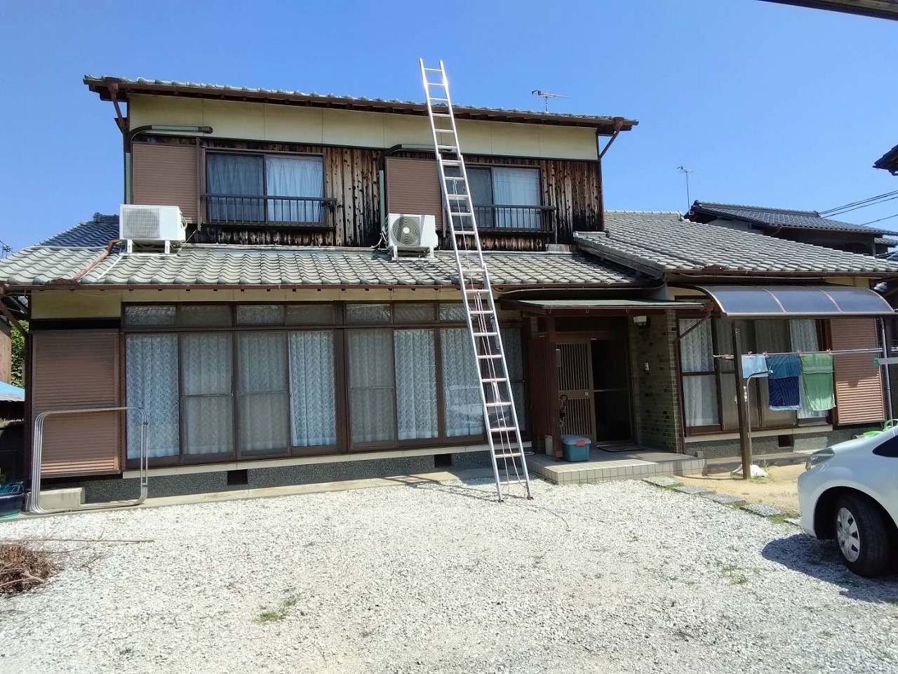 加古川市　和風2階建て屋根調査！漆喰(しっくい)は劣化、棟がコーキングまみれ！