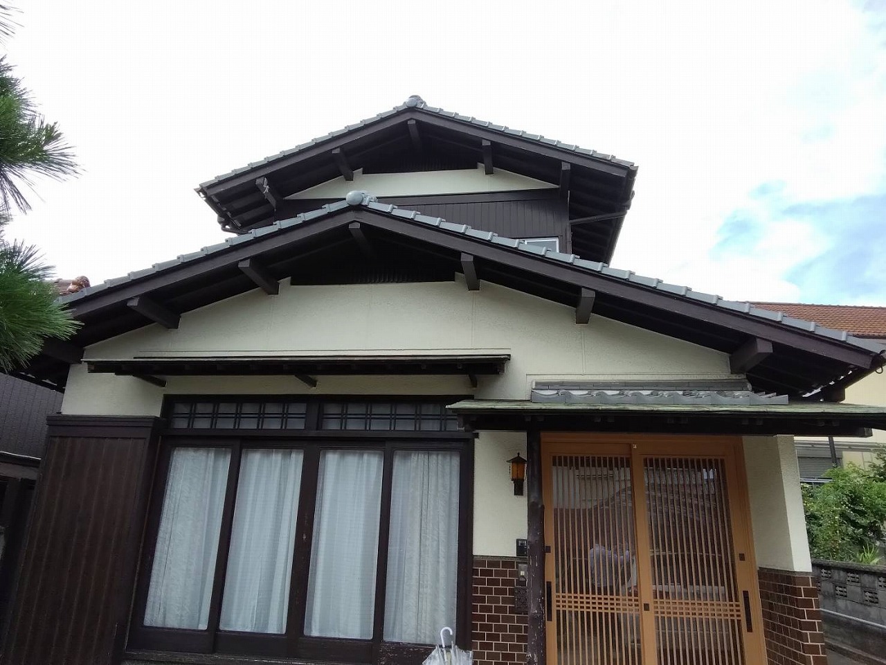 神戸市西区　和風の瓦屋根のお家。雹被害で雨樋・波板、穴あき貫通！火災保険申請へ