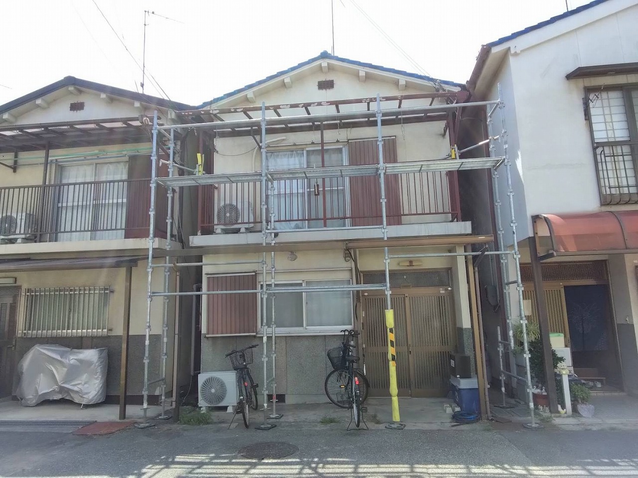 西宮市で屋根点検。近所で屋根工事をしていた、職人に瓦が割れてるよ！と指摘