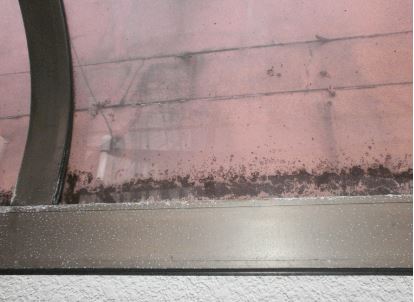カーポート屋根にこびりついた汚れ