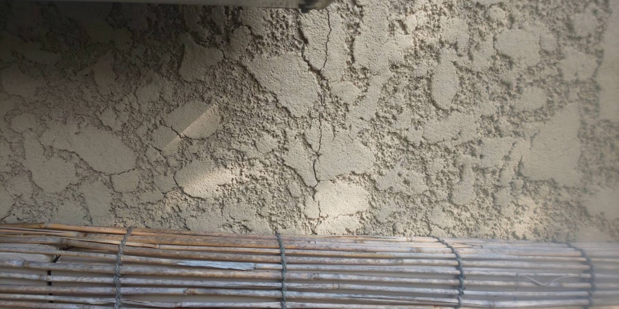 宝塚市築15年経過している外壁スタッコのひび割れ