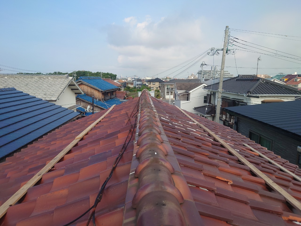 尼崎市　総二階建て切妻屋根の家で屋根材は塩焼き瓦。陸棟から雨漏りで棟積み替え！