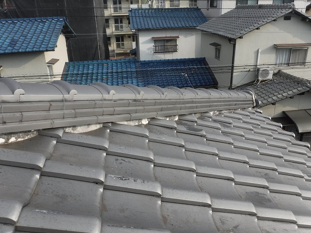 明石市で棟まわりの漆喰剥がれを確認し撤去から詰め直しまで行った屋根漆喰補修工事