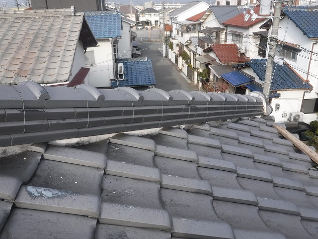 棟の長さにわたり続く漆喰の弱り