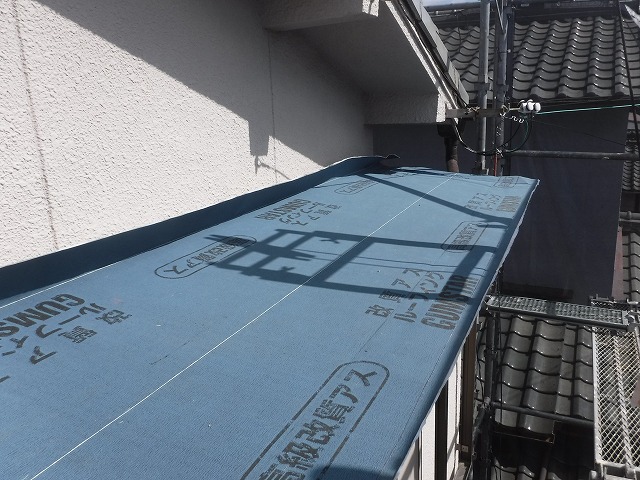 防水紙を全面に敷設し、連続した防水層を形成