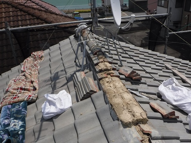 棟瓦撤去後の屋根