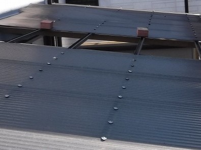 稲美町　カーポートの波板がめくれたとご相談。波板交換、雨樋塗装の工事をご紹介いたします。