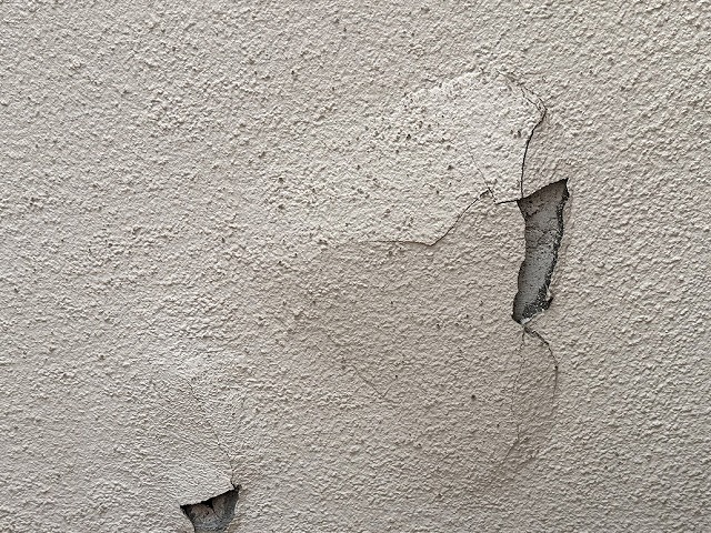 芦屋市でひび割れと鉄筋露出が見られたマンション共用階段天井の爆裂補修工事