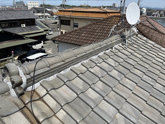 劣化した屋根の棟全景