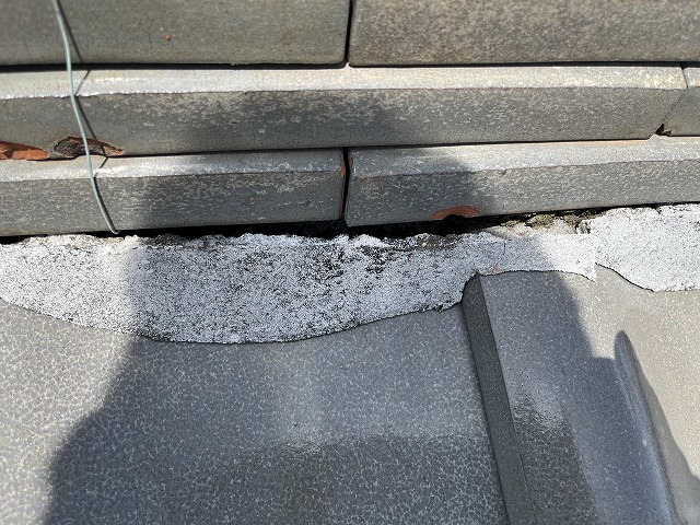 劣化した漆喰の隙間